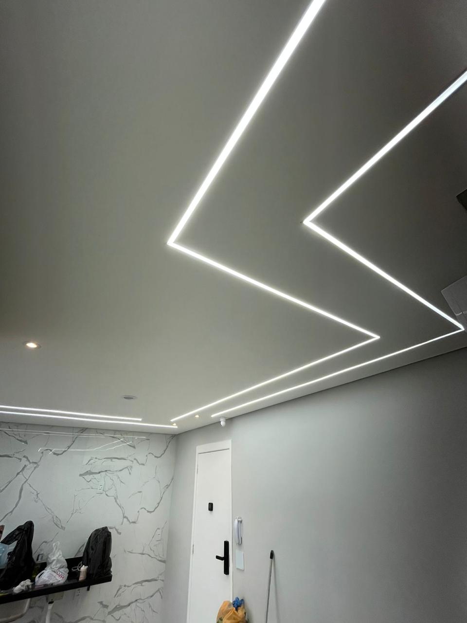 Hall com iluminação em LED embutida e parede em mármore