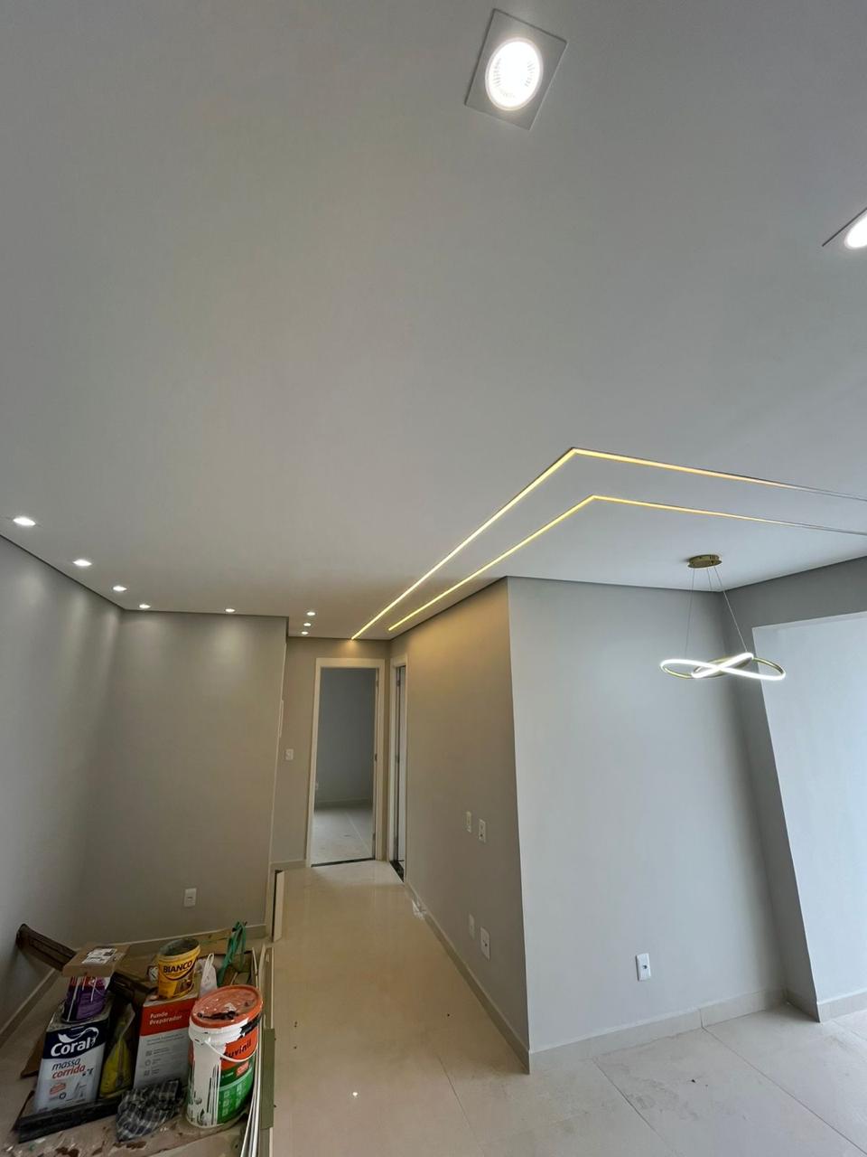Hall de acesso aos quartos com iluminação em LED